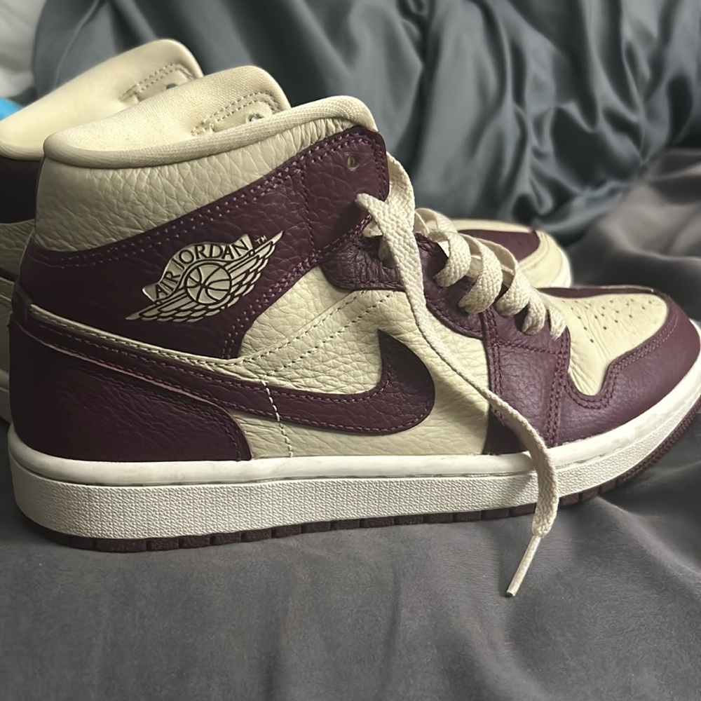Jordan size 7.5 comes with the maroon laces